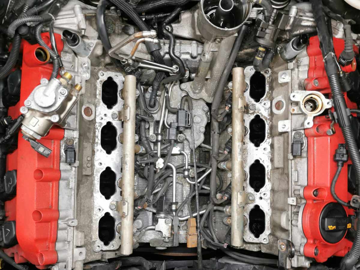 Kfz-Mechaniker repariert Motor in Hall in Tirol